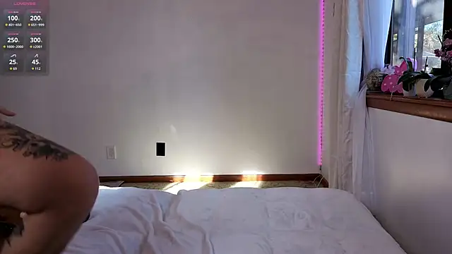 dustbunni0414 online show from April 17, 1:13 pm