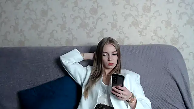 HitGyrl online show from November 14, 8:36 am