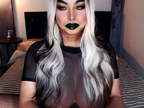 xTrixieMae online show from April 13, 1:40 am