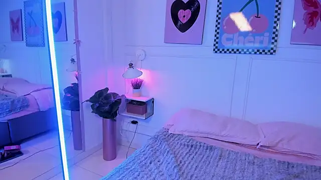 Zoe Lynch  online show from April 8, 11:45 am