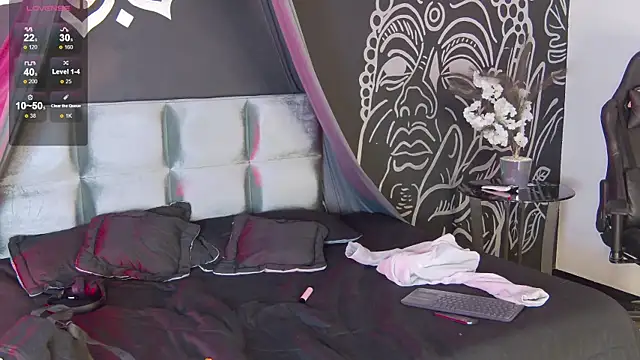 RavennMoonn online show from October 7, 6:12 pm