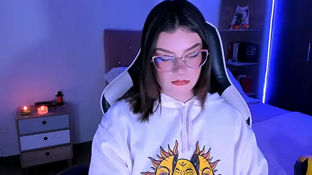 OphelianaRose33 online show from November 3, 11:31 pm