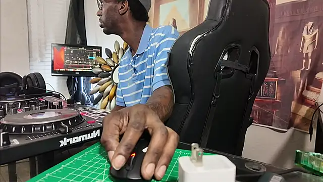 Triggerhappycj100 online show from April 28, 2:27 am