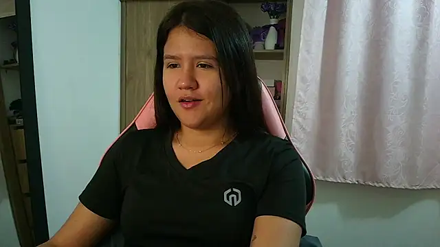 Oliviawatson1 online show from April 16, 12:16 pm