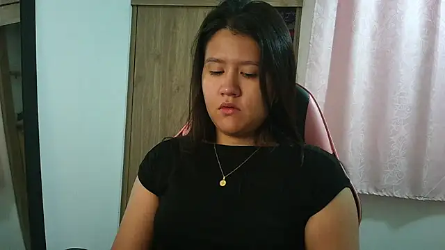 Oliviawatson1 online show from March 24, 12:43 pm