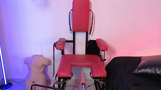 elowen halley1 online show from April 16, 9:39 pm