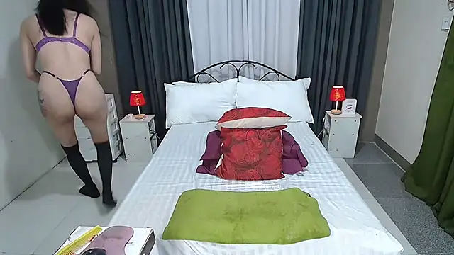 petitetsbigloads online show from December 19, 8:45 pm