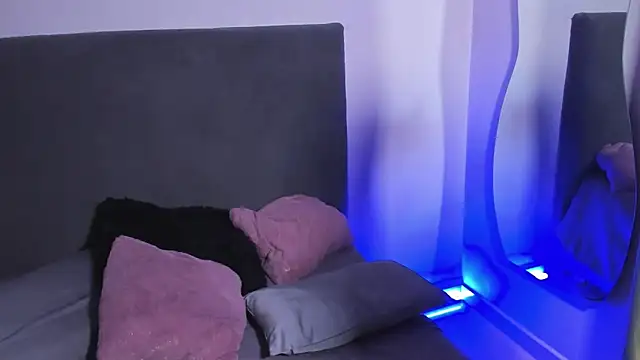 saramikaelson online show from March 31, 11:38 pm