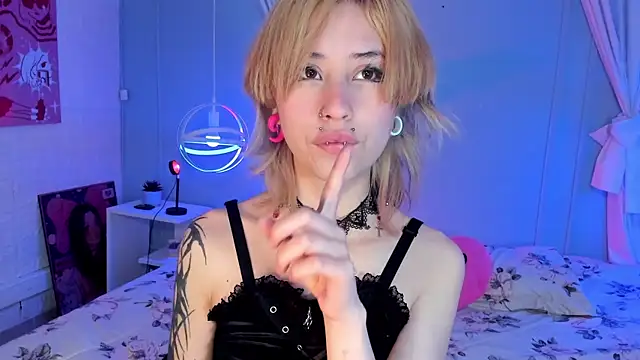 Hannahpage online show from October 11, 2:42 pm