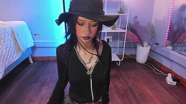 Hannahpage online show from February 11, 12:28 pm