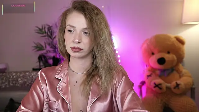 NovaHollisx online show from April 11, 7:45 am