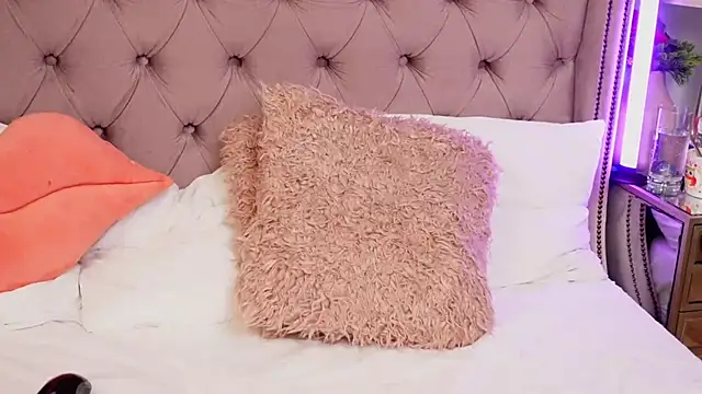 JenniferLovve online show from April 10, 6:30 am