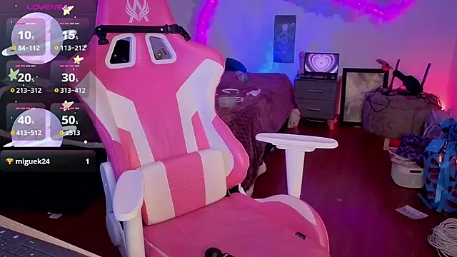 larah uwu online show from March 18, 8:58 pm