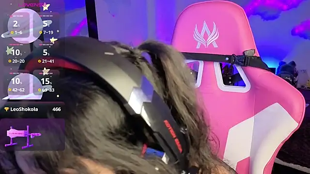 larah uwu online show from November 18, 7:37 pm