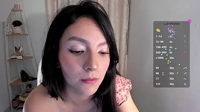 sarah saenz  online show from November 27, 3:31 am