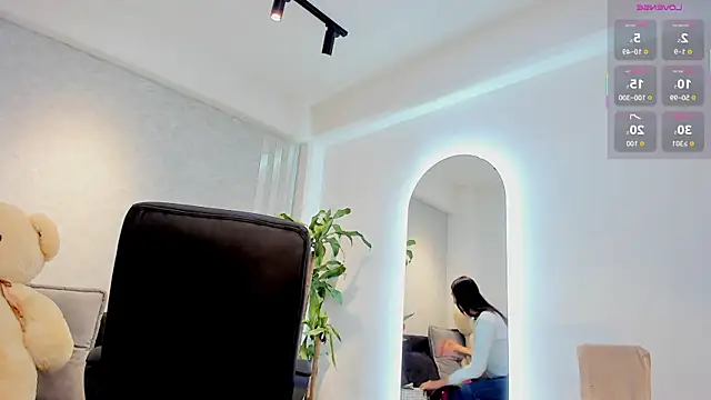 lily cash1 online show from March 28, 12:15 pm