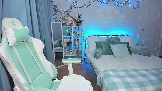 Zoe Vee online show from December 4, 4:15 am