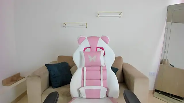 april smiith online show from December 16, 12:22 pm