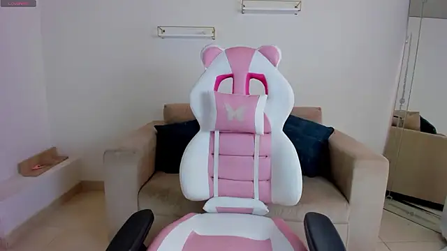 april smiith online show from February 25, 1:31 pm