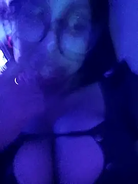 Elowen Clark online show from November 9, 4:08 am