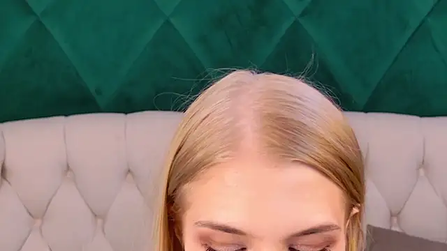 4example Chloe online show from April 1, 1:52 pm