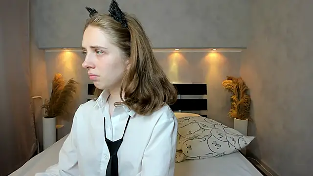 Camilla Kelly online show from October 3, 1:00 am