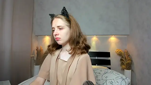 Camilla Kelly online show from September 14, 12:30 am