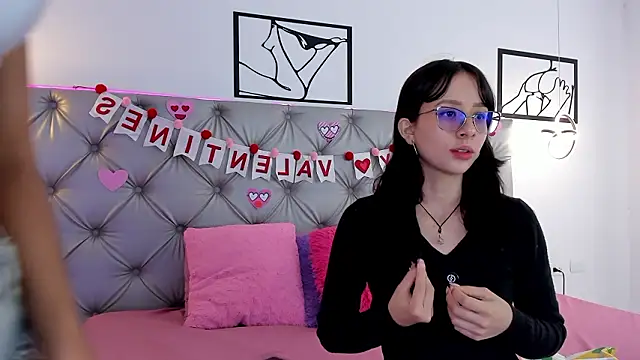 Naughty Couple83 online show from February 28, 3:33 pm