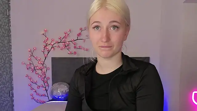 HollyTailors online show from April 11, 12:31 pm