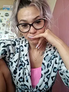 iSelena online show from September 15, 5:05 am