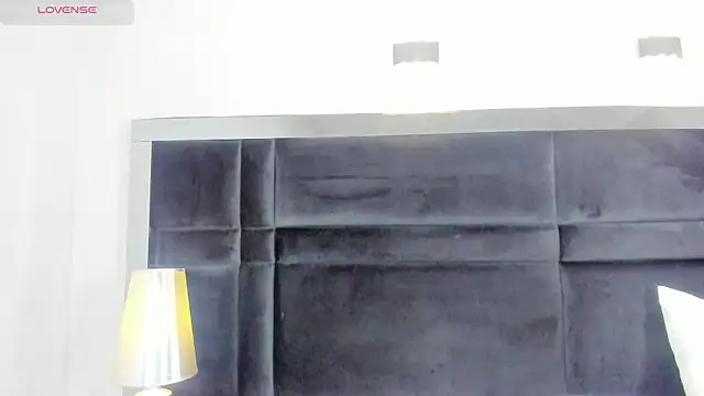 CarolineLee  online show from April 6, 10:33 pm