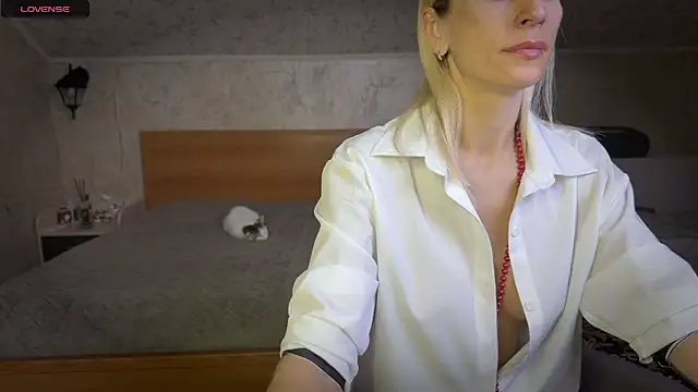 CleoSecret online show from April 21, 3:30 pm