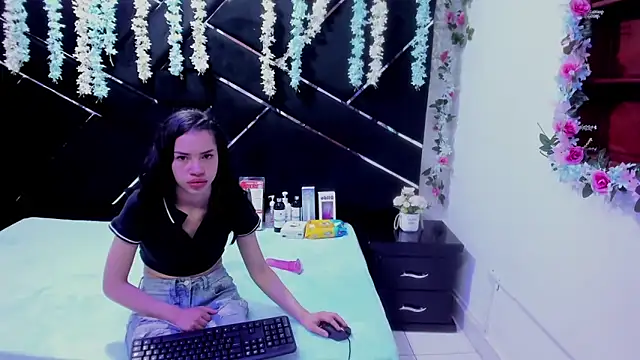 Nanis James online show from February 12, 3:19 am