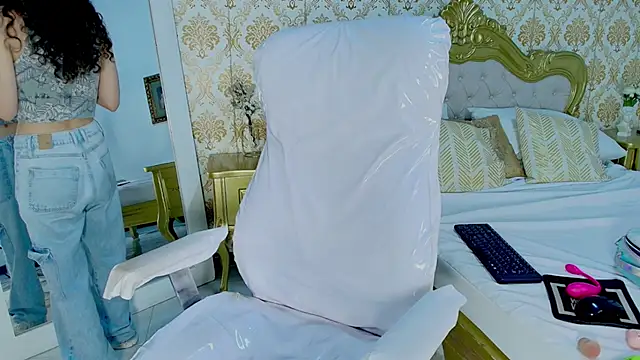 JessB  online show from October 16, 8:11 pm