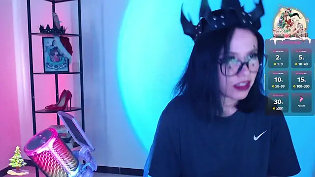 girldom online show from December 17, 8:57 pm