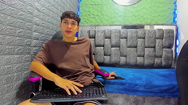 ChanellandMax online show from December 19, 1:47 pm