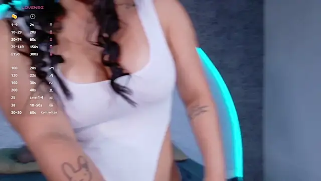 ReinaChloe online show from April 13, 4:41 pm