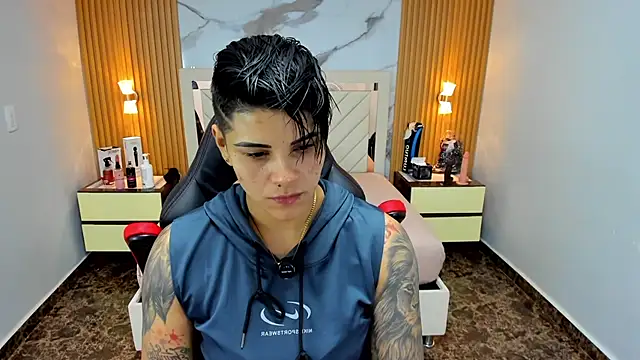 KAROLLJONES1 online show from January 16, 8:05 pm