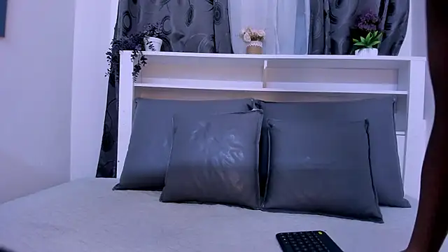 Mistt Mia online show from December 5, 7:37 pm