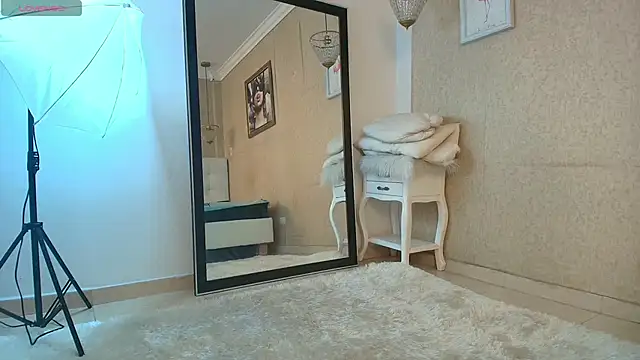 Miladiosa online show from December 18, 6:23 pm