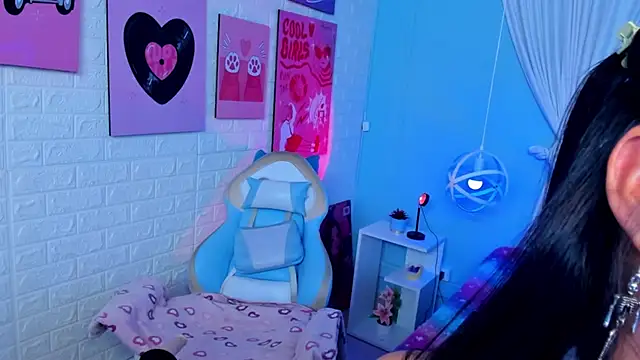 Lara Rouss  online show from October 13, 8:00 pm