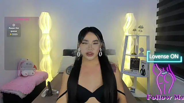 Malia Nicole online show from November 4, 6:02 pm