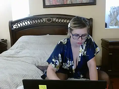 Crystal00Girl online show from November 14, 7:36 pm