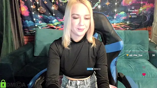 CrystalGirl99 online show from April 10, 7:14 am