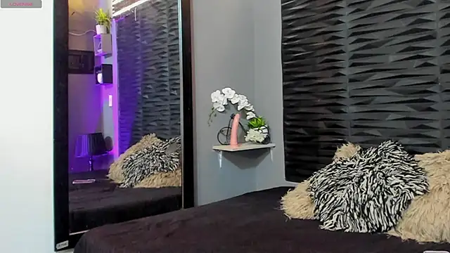 lu styles  online show from September 17, 7:06 am