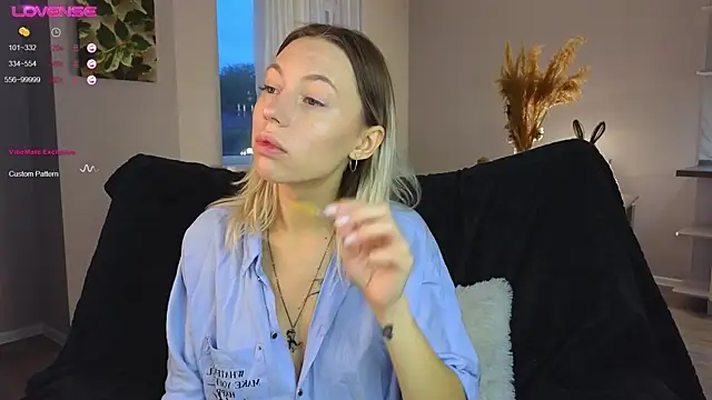 NyxaThorn online show from October 11, 2:42 pm