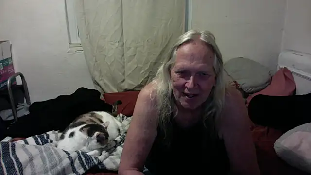 OldLadySara online show from May 27, 11:29 am
