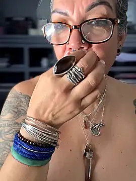 dieseldame1313 online show from March 19, 4:44 pm