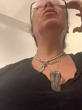 dieseldame1313 online show from March 13, 12:45 am