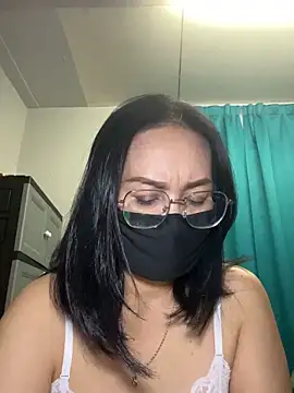 melyiaaa online show from April 21, 2:35 pm